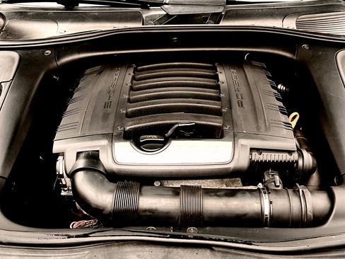 Used 2010 Porsche Cayenne Sport Utility 4D image 15