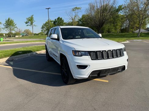 Used 2019 Jeep Grand Cherokee Altitude AWD/4WD image 2