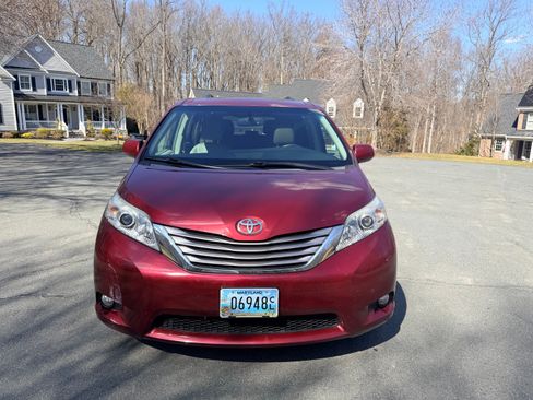 Used 2015 Toyota Sienna XLE Premium image 2