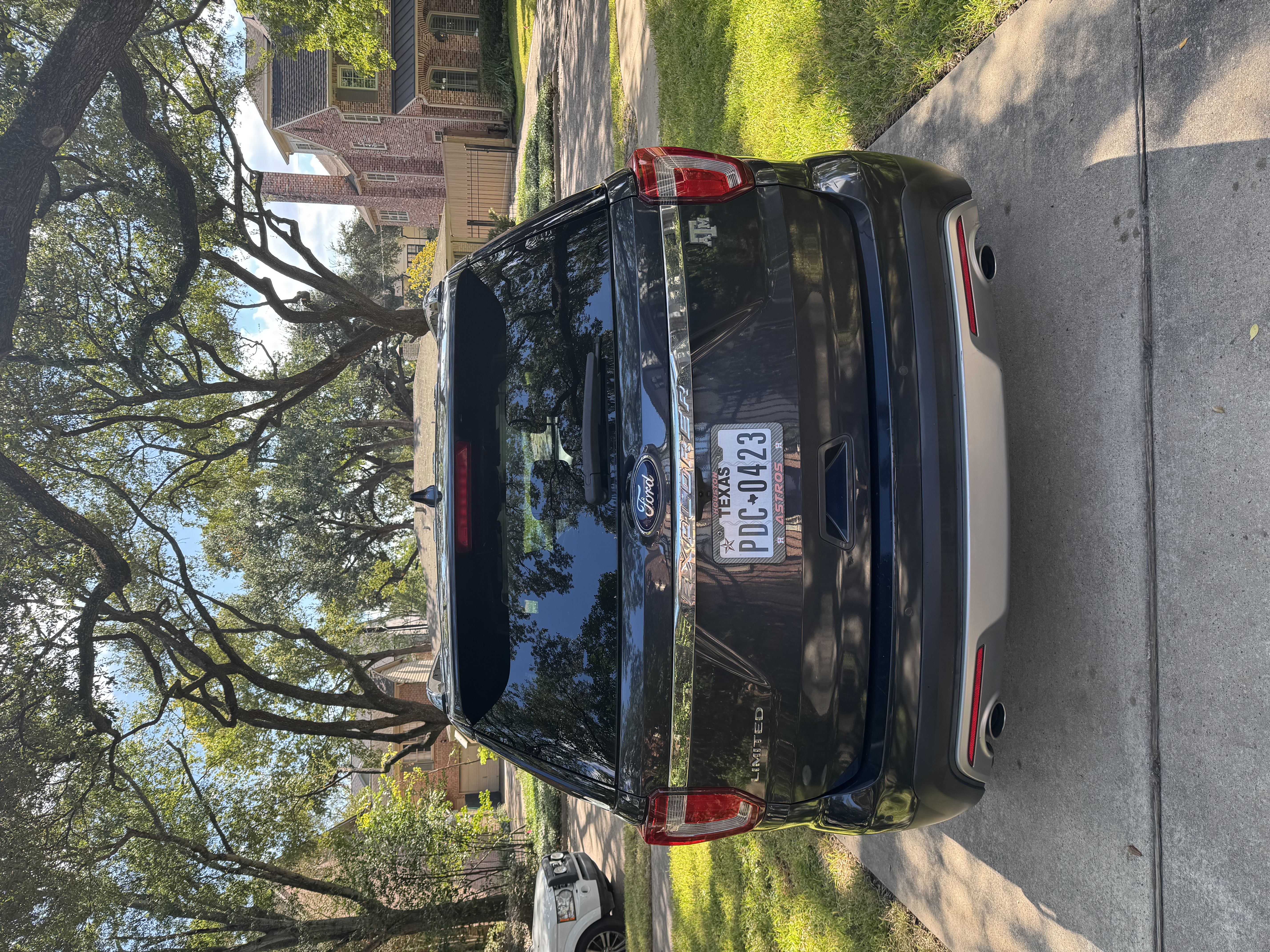Used 2017 Ford Explorer Limited w/ Equipment Group 301A FWD image 8