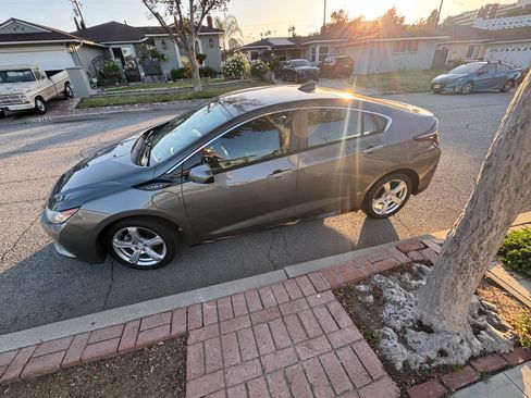 Used 2017 Chevrolet Volt LT w/ Comfort Package FWD image 2