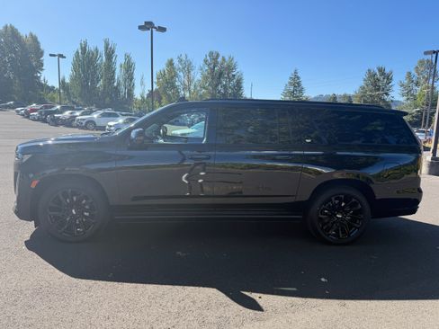 Used 2024 Cadillac Escalade ESV Sport Platinum w/ LPO, ONYX Package image 5