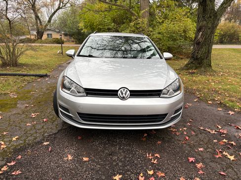Used 2017 Volkswagen Golf S image 2