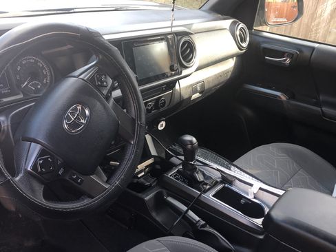 Used 2017 Toyota Tacoma TRD Sport image 12