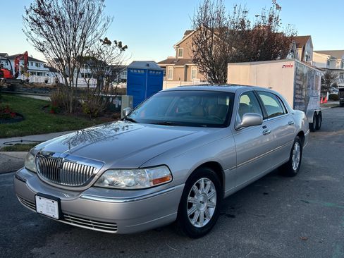 Used 2009 Lincoln Town Car Signature Limited image 1