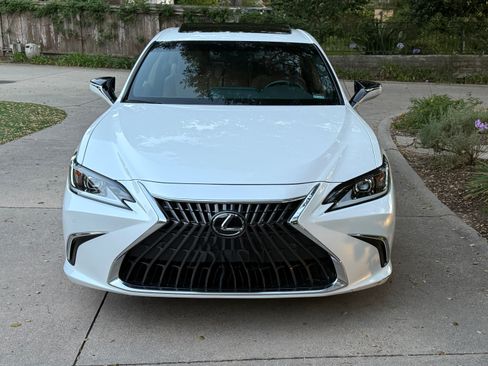 Used 2025 Lexus ES 300h w/ Premium Package FWD image 4