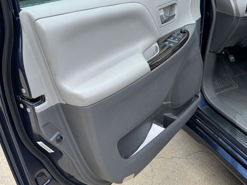 Used 2018 Toyota Sienna XLE Premium w/ Carpet Mat Package FWD image 18