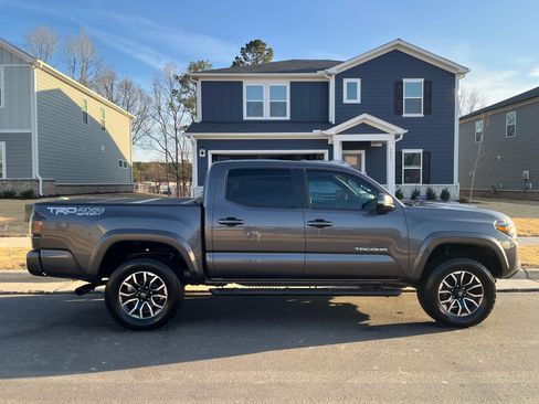 Used 2021 Toyota Tacoma TRD Sport w/ TRD Premium Sport Package image 8