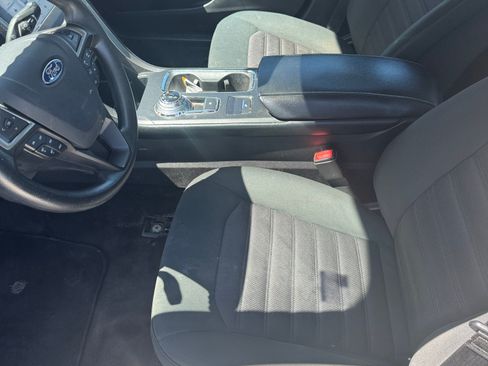 Used 2017 Ford Fusion SE w/ Fusion SE Technology Package image 8