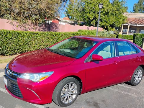 Used 2017 Toyota Camry XLE image 1