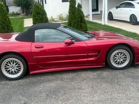 Used 2001 Chevrolet Corvette Convertible w/ Preferred Equipment Group2 RWD image 2