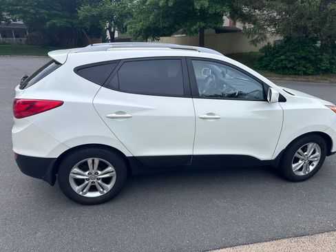 Used 2011 Hyundai Tucson GLS w/ Navigation Pkg 2 FWD image 2