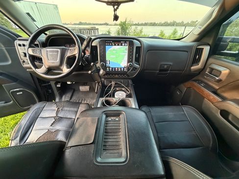 Used 2017 GMC Sierra 1500 Denali w/ Denali Ultimate Package AWD/4WD image 11