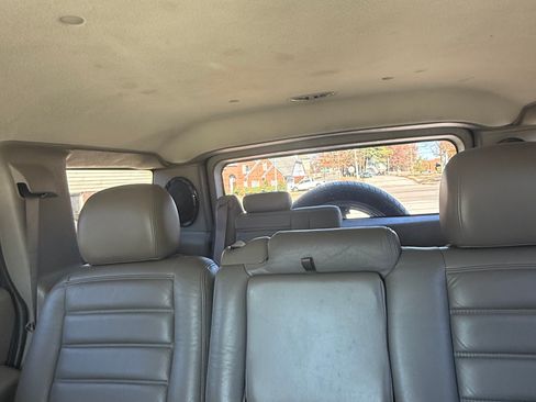 Used 2004 HUMMER H2 w/ Preferred Equipment Group image 8