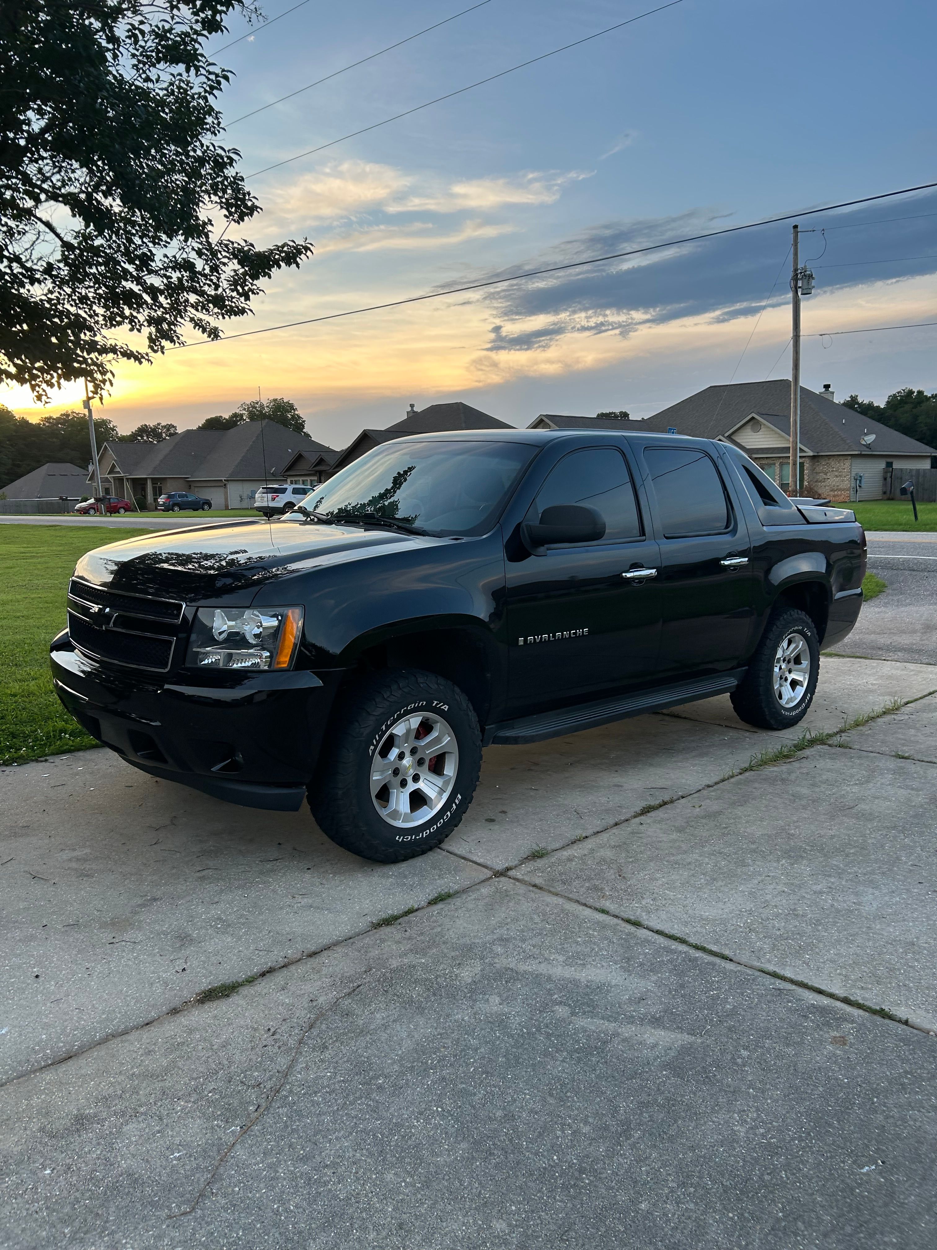 Used 2009 Chevrolet Avalanche LS AWD/4WD image 2
