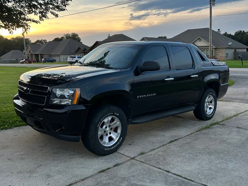 Used 2009 Chevrolet Avalanche LS AWD/4WD image 2
