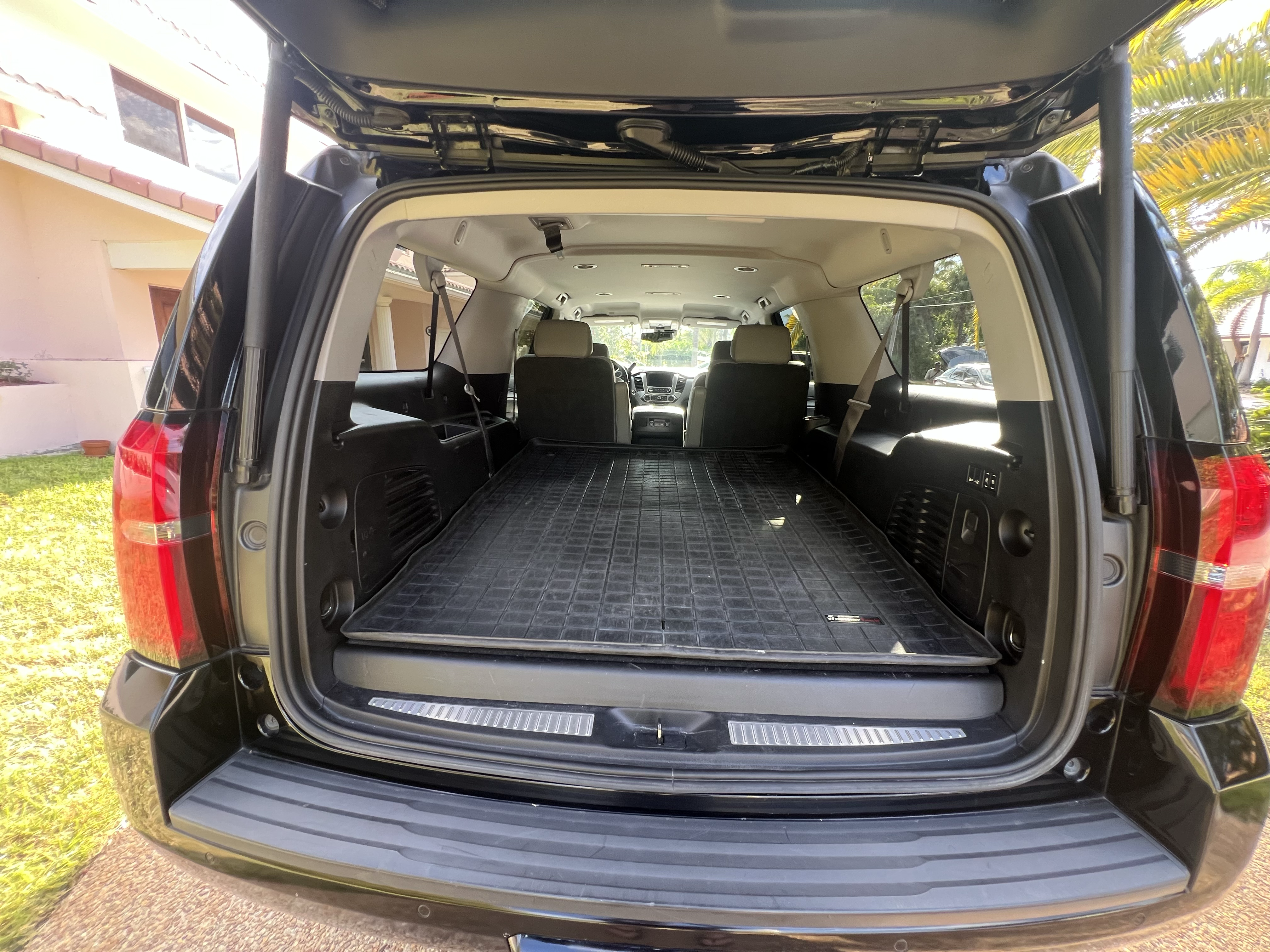 Used 2019 Chevrolet Suburban LT w/ Luxury Package RWD image 8
