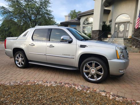 Used 2013 Cadillac Escalade EXT Luxury image 2