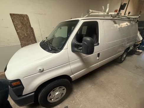 Used 2010 Ford E-250 and Econoline 250 image 9