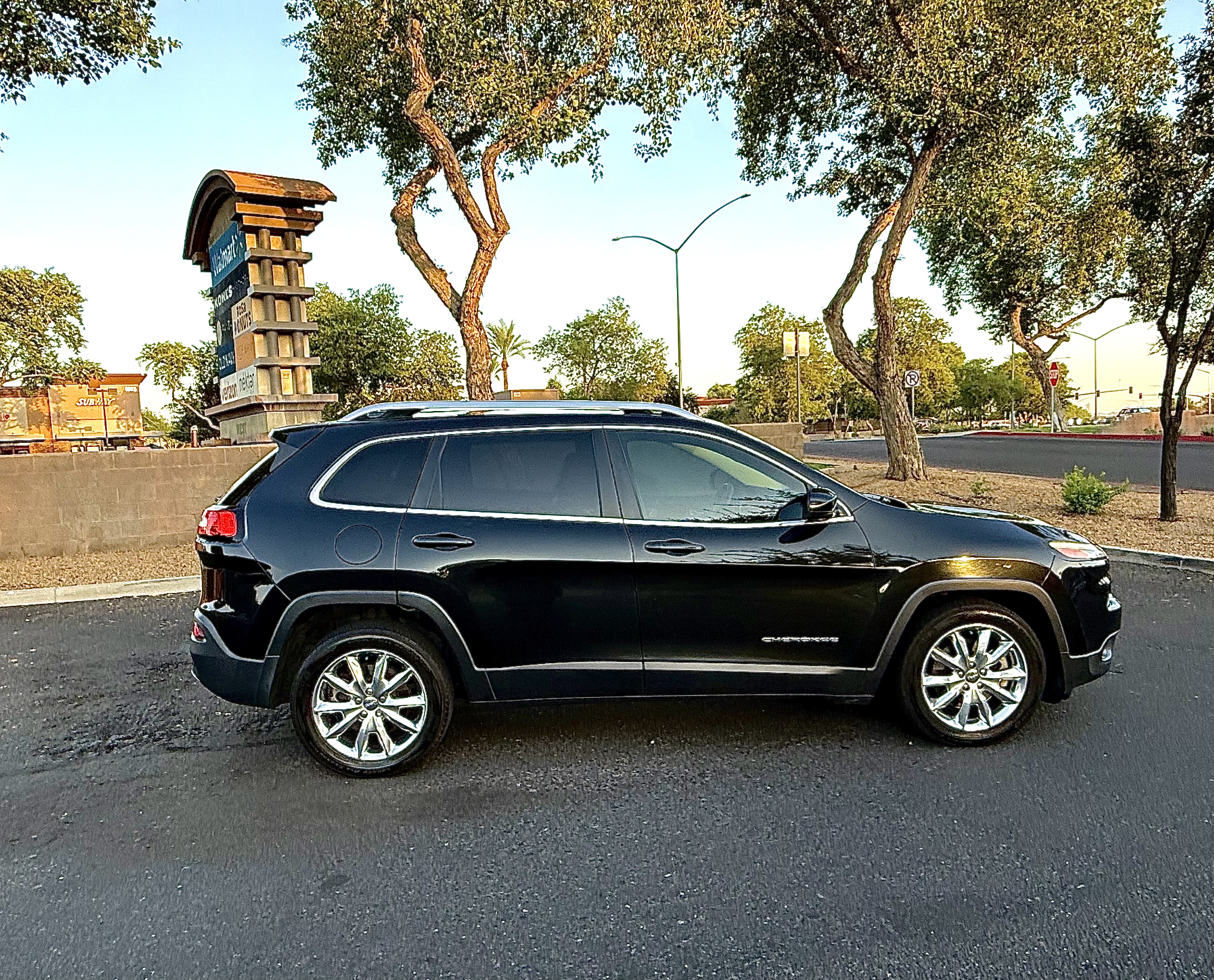 Used 2014 Jeep Cherokee Limited w/ Luxury Group FWD image 4