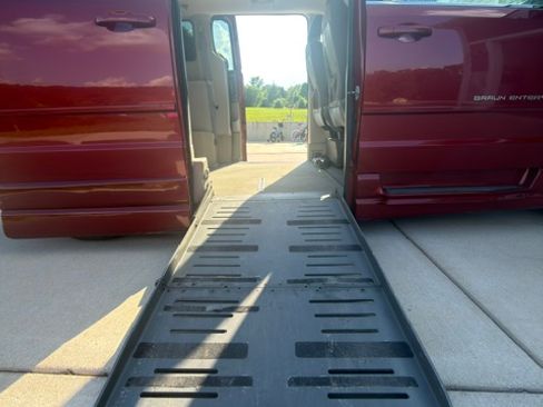 Used 2010 Chrysler Town & Country LX w/ PWR Convenience Group FWD image 4