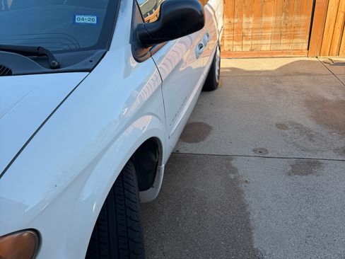 Used 2001 Chrysler Town & Country LX image 2