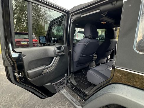 Used 2017 Jeep Wrangler Unlimited Sport w/ Quick Order Package 23S AWD/4WD image 11