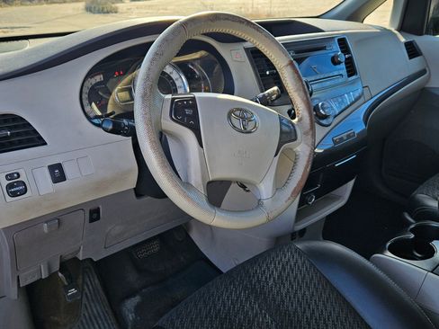 Used 2012 Toyota Sienna SE image 6