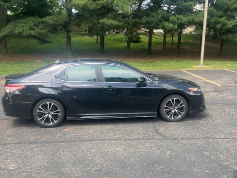 Used 2019 Toyota Camry SE FWD image 6