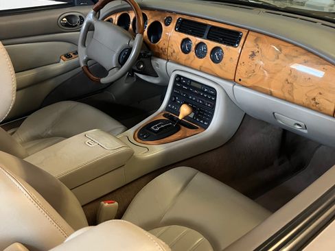 Used 2001 Jaguar XK8 Convertible image 15