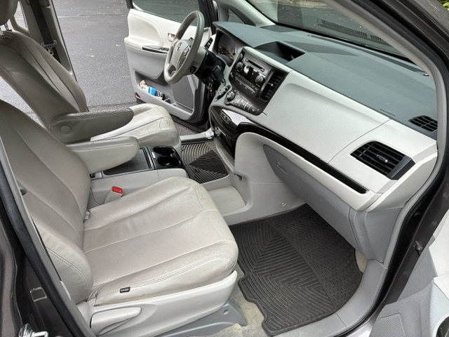 Used 2013 Toyota Sienna LE FWD image 11