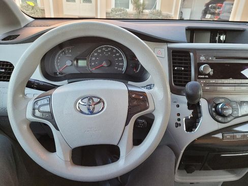 Used 2013 Toyota Sienna LE image 9