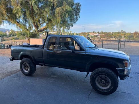 Used 1992 Toyota Pickup SR5 AWD/4WD image 2