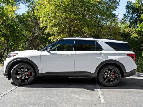 Used 2020 Ford Explorer ST w/ ST Street Pack image 4