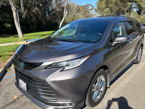 Used 2021 Toyota Sienna Limited image 13