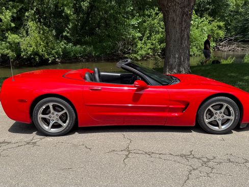 Used 2000 Chevrolet Corvette Convertible w/ Memory Pkg RWD image 1