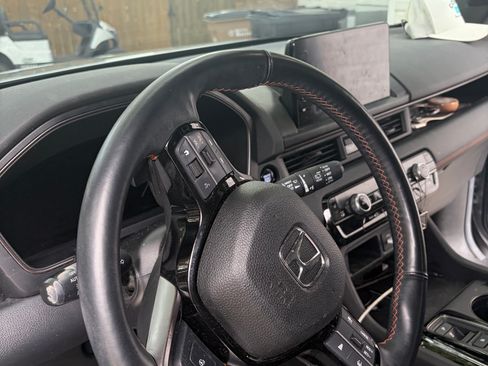 Used 2025 Honda Pilot TrailSport image 11