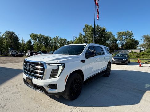 Used 2025 GMC Yukon XL Elevation w/ Elevation Premium Package AWD/4WD image 6