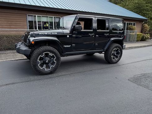 Used 2013 Jeep Wrangler Unlimited Rubicon w/ Connectivity Group AWD/4WD image 4
