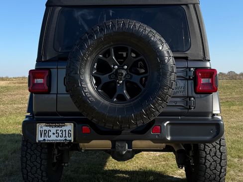 Used 2022 Jeep Wrangler Sport image 6