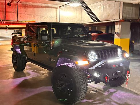 Used 2022 Jeep Gladiator Overland w/ Cold Weather Group image 1