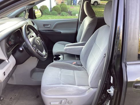 Used 2016 Toyota Sienna LE image 12