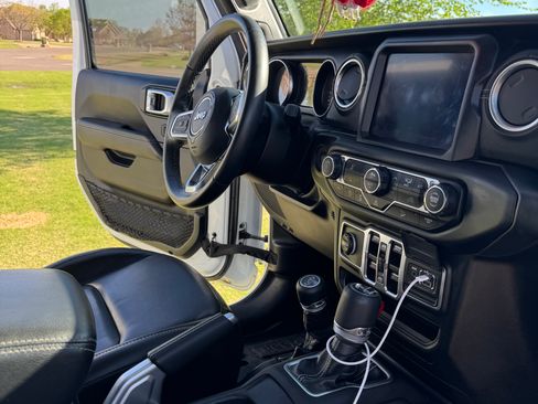 Used 2018 Jeep Wrangler Unlimited Sahara AWD/4WD image 9