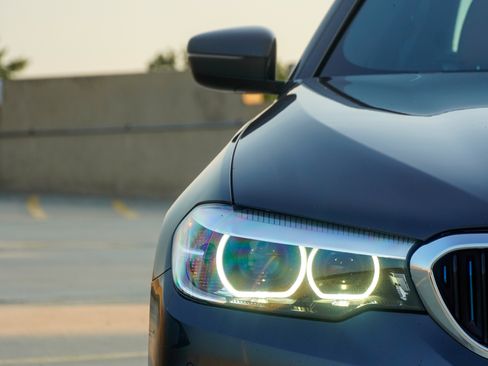 Used 2019 BMW 530e xDrive w/ Convenience Package image 4