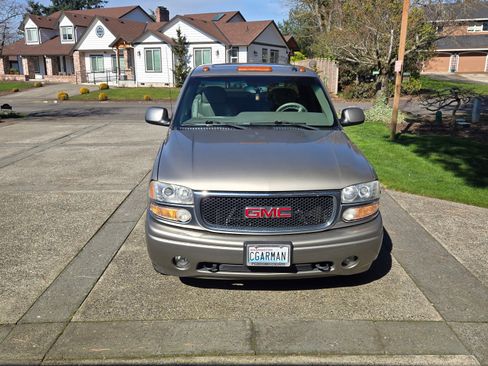 Used 2002 GMC Sierra 1500 Denali image 2