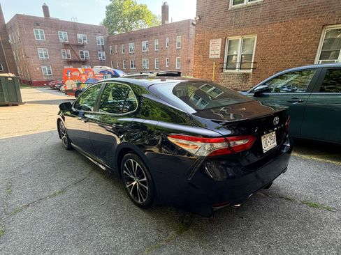 Used 2018 Toyota Camry SE FWD image 4