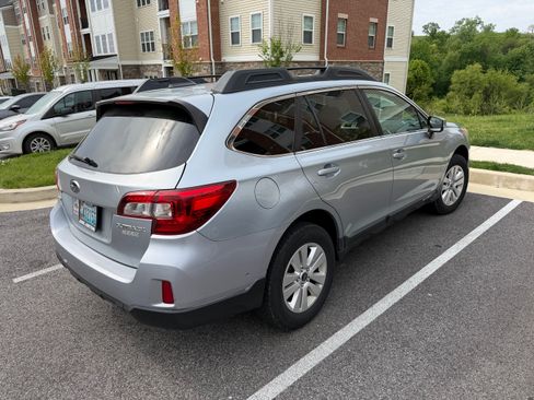 Used 2017 Subaru Outback 2.5i Premium AWD/4WD image 2