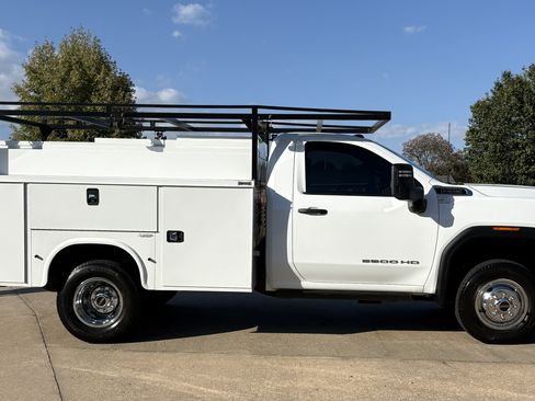 Used 2022 GMC Sierra 3500 Pro w/ Convenience Package image 2