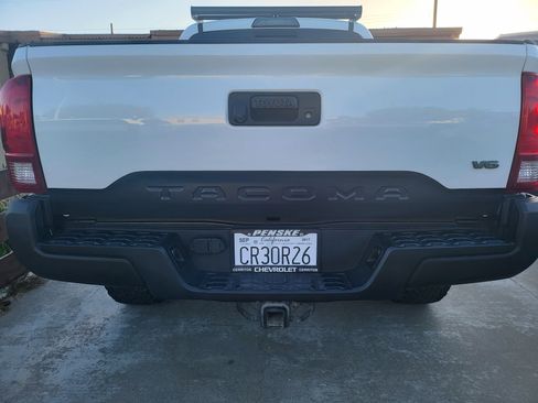 Used 2017 Toyota Tacoma TRD Off-Road w/ Tow Package (A/T) image 9