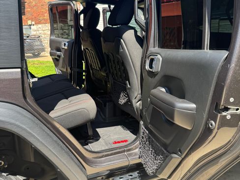 Used 2019 Jeep Wrangler Unlimited Rubicon AWD/4WD image 13